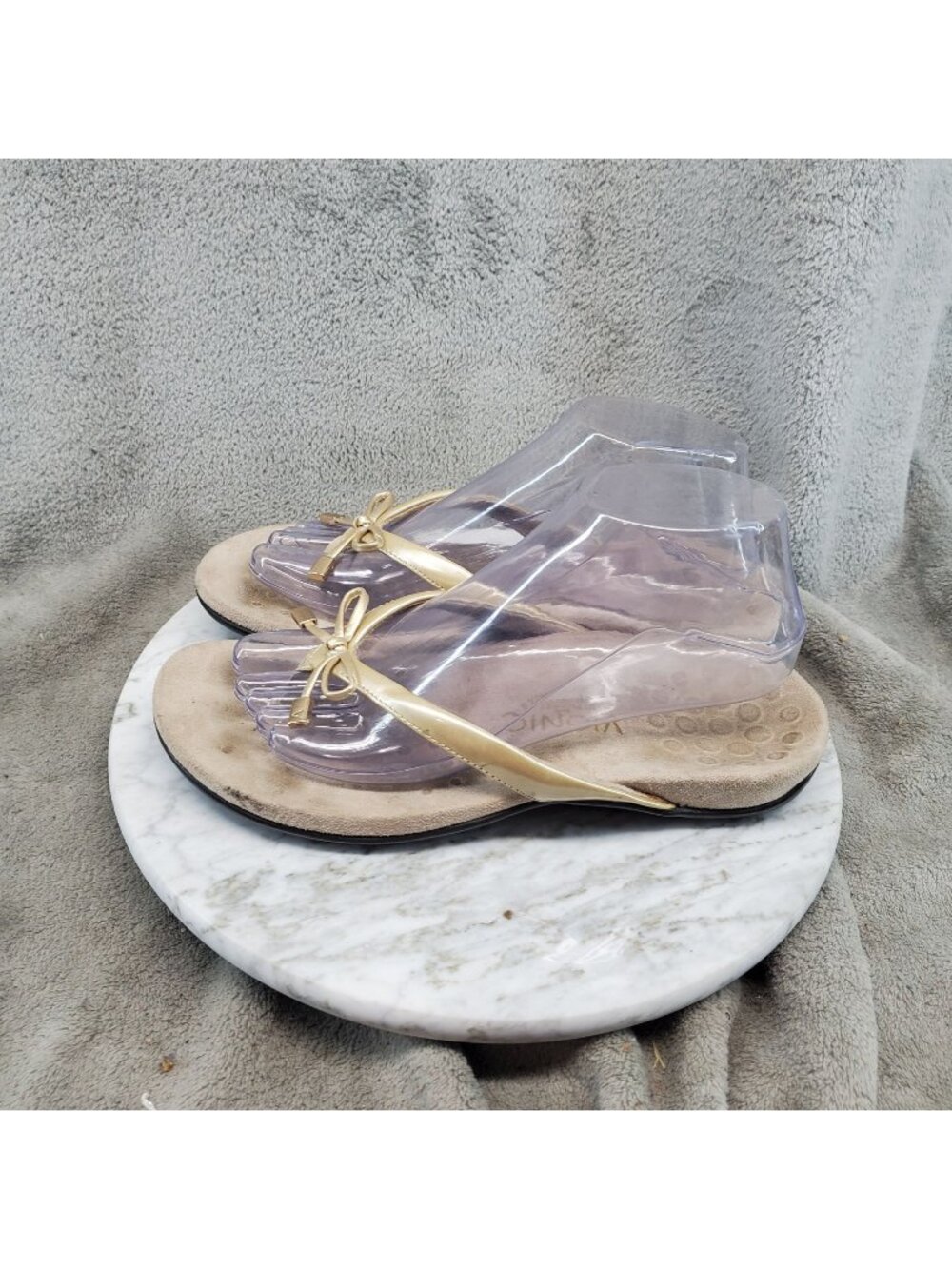 Vionic Shoes Womens Size 8 Gold Faux Leather Bella II Thong Sandals *Read*